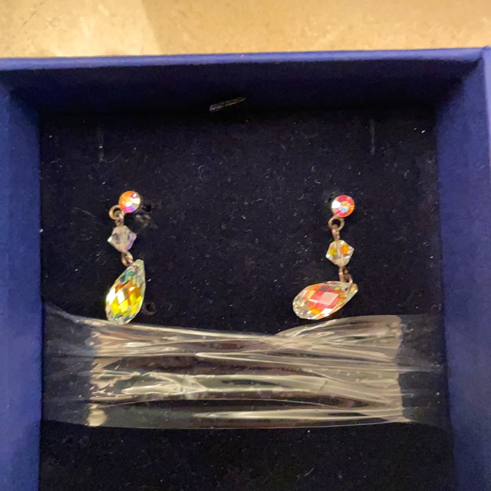 Color changing Crystal earrings - Picture 4 of 4